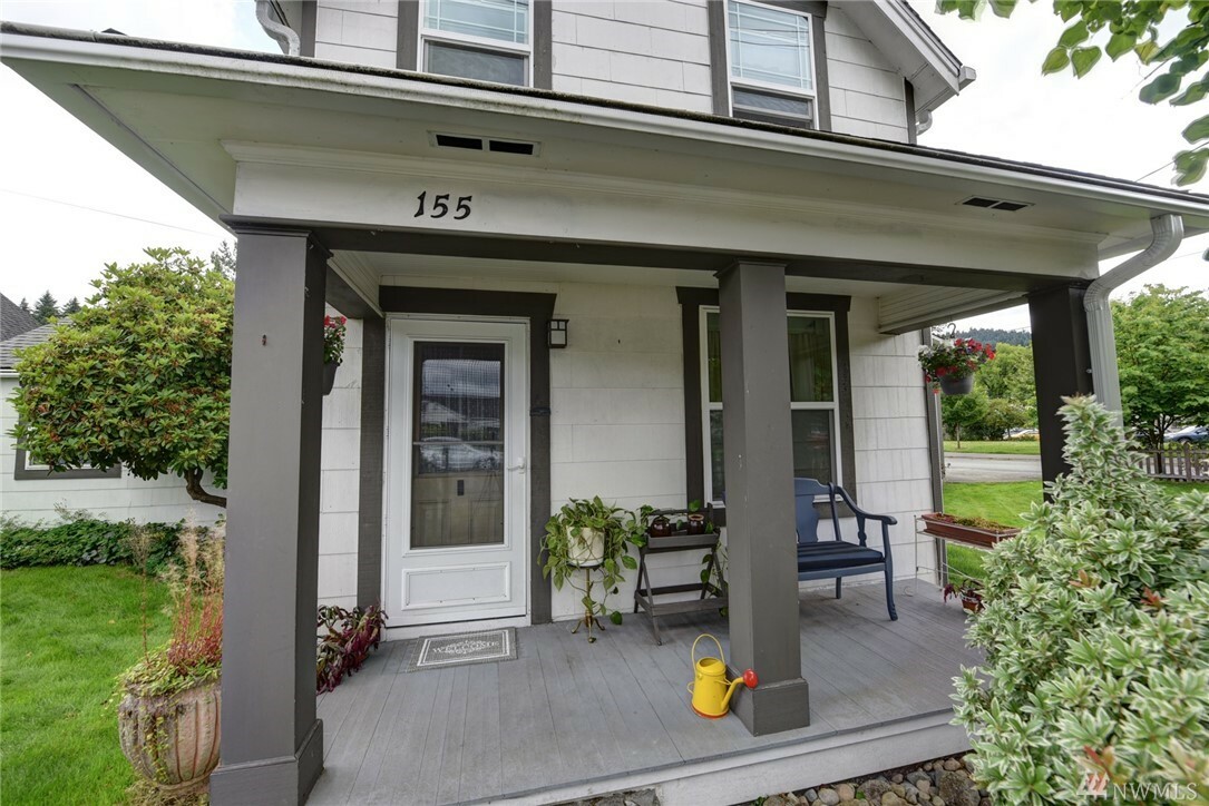 Property Photo:  155 SE Andrews St  WA 98027 