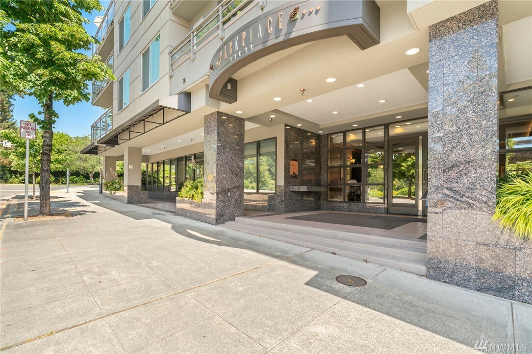 Property Photo: 11011 NE 12th St 207 WA 98004