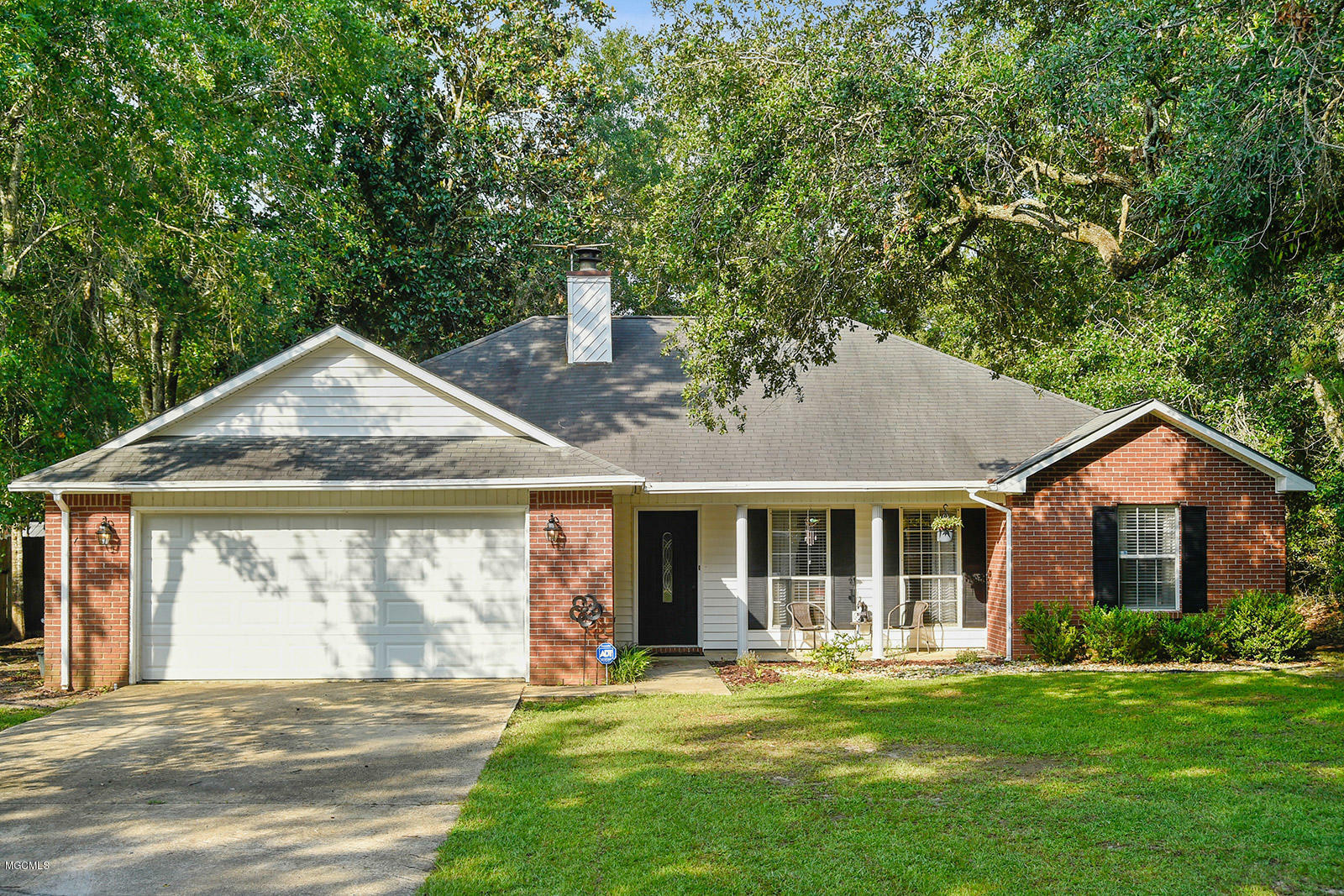 Property Photo:  1413 Oak Street  MS 39564 