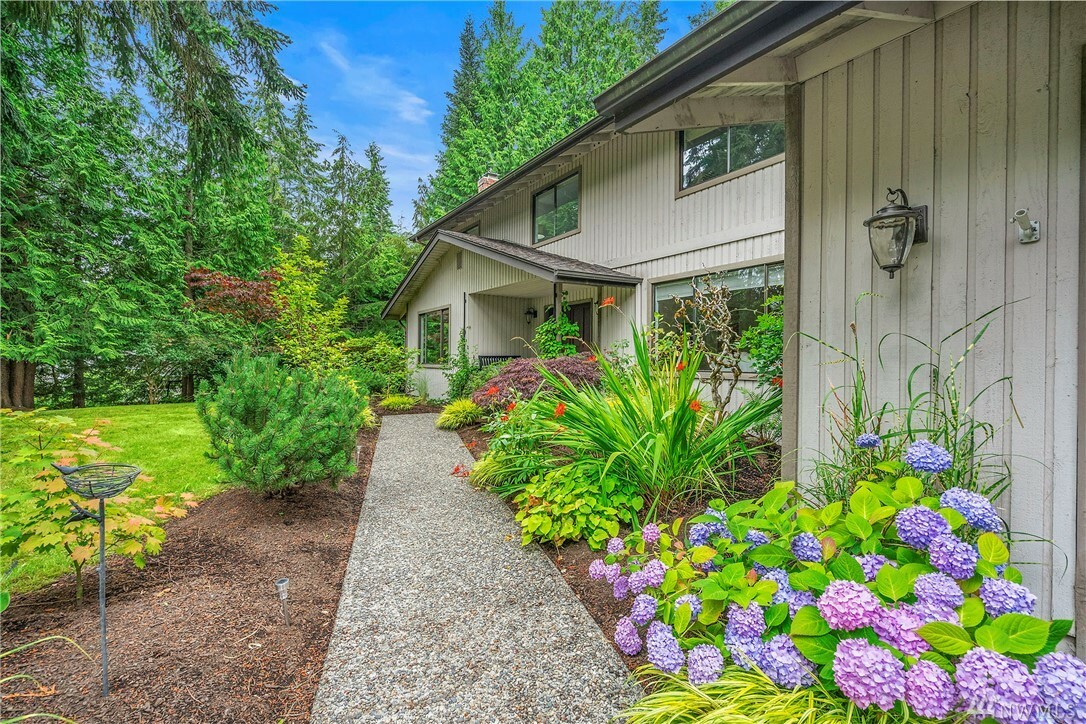 Property Photo: 4727 136 Place SW WA 98026