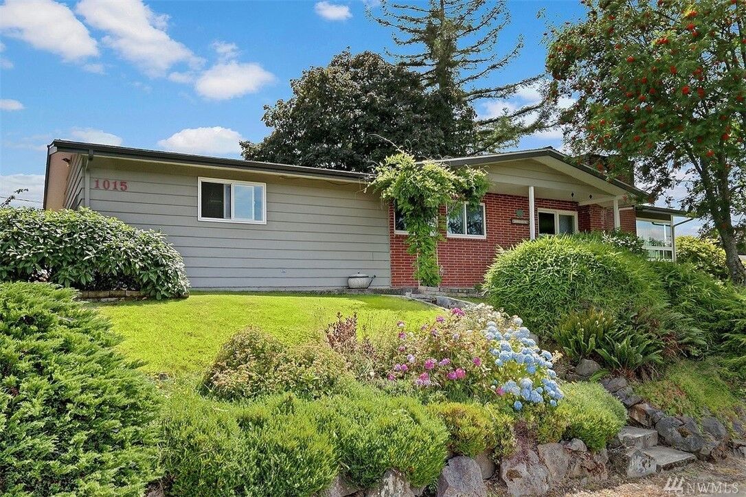 Property Photo:  1015 S 233rd Place  WA 98198 