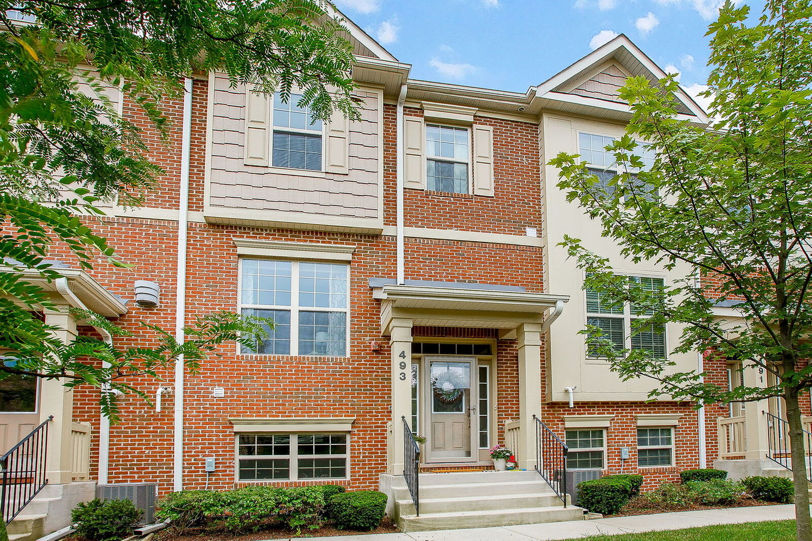 Property Photo:  493 Kenilworth Avenue  IL 60137 