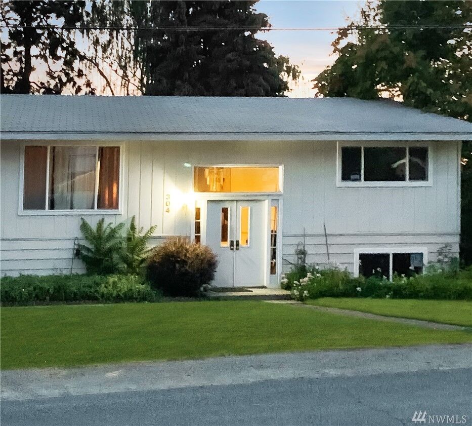 Property Photo:  304 N Kansas Ave  WA 98802