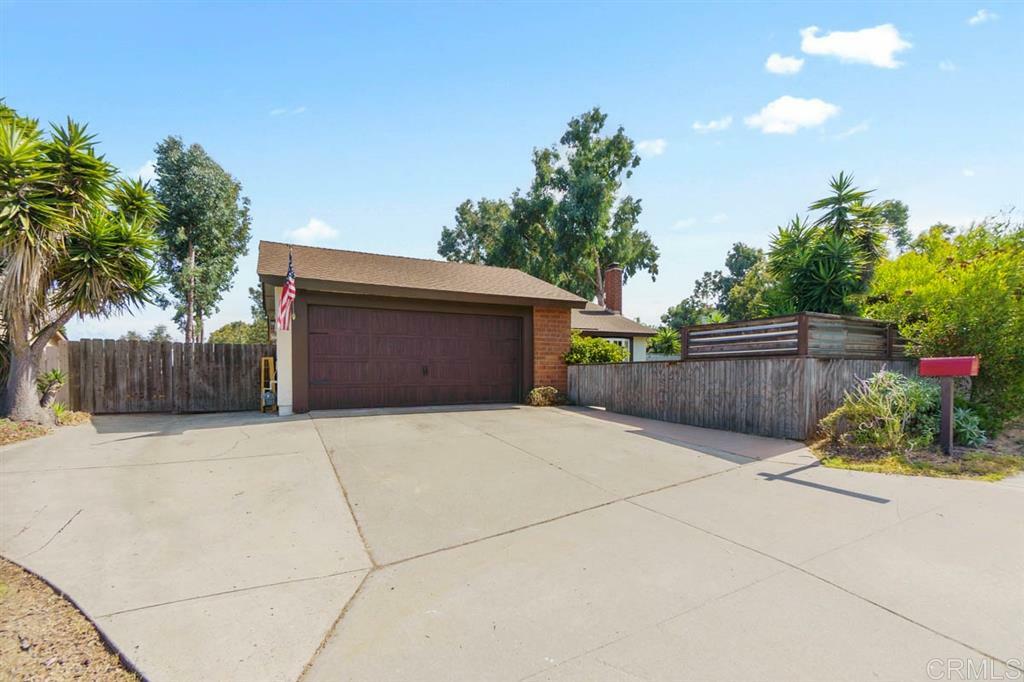 Property Photo: 655 S Willowspring Dr CA 92024