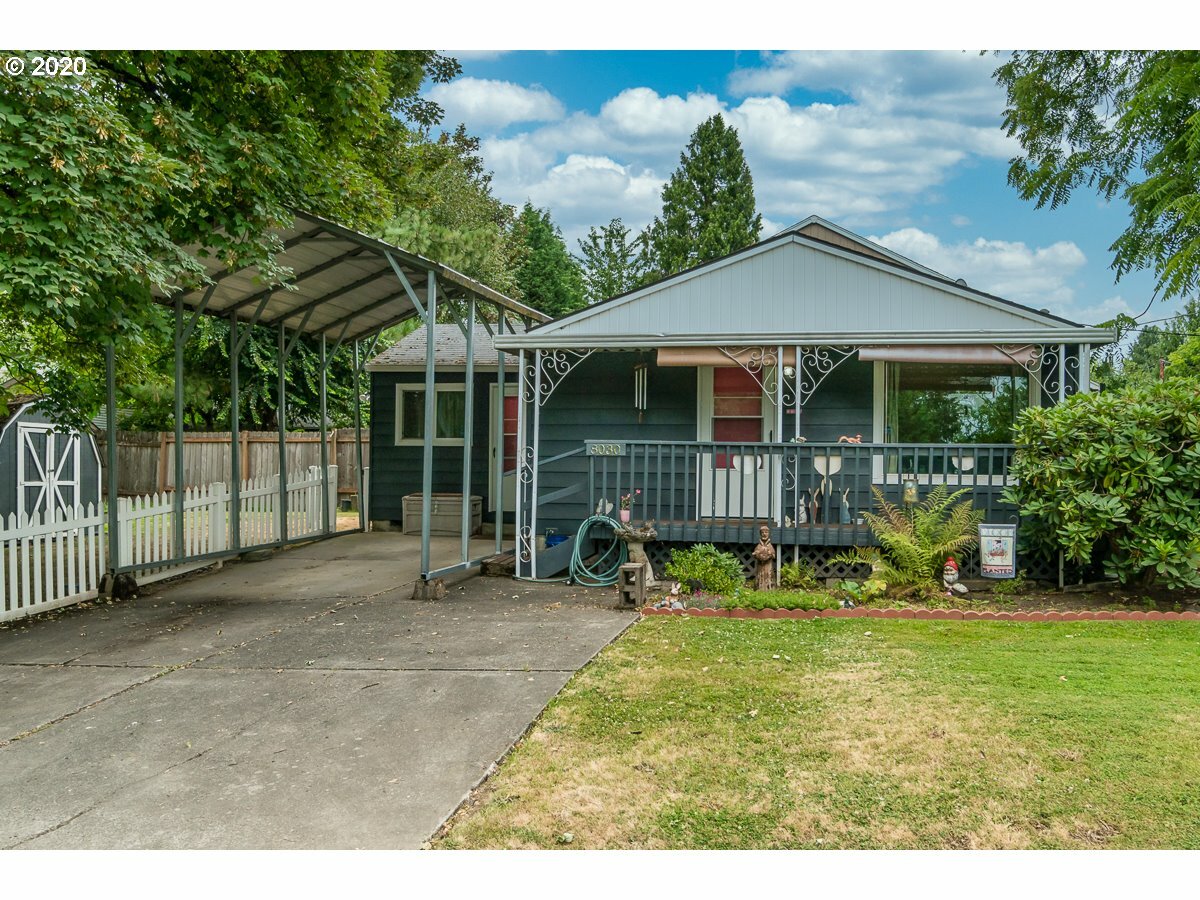 Property Photo: 8030 SE 49th Ave OR 97206