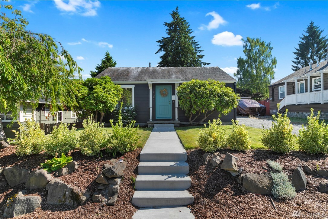 Property Photo:  3707 SW Thistle St  WA 98126 