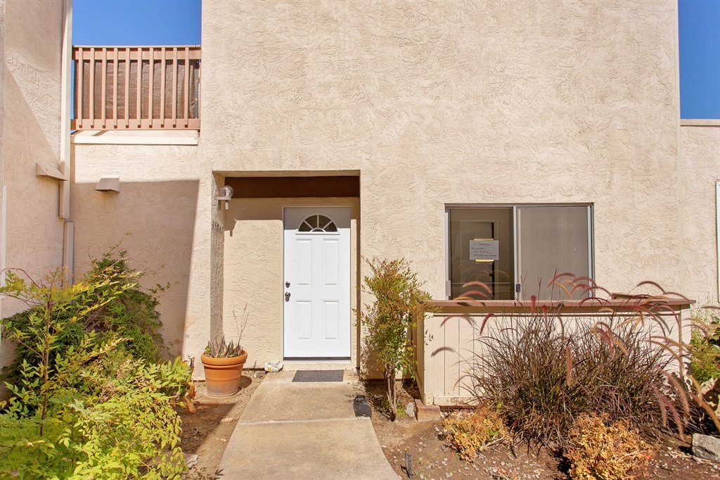 Property Photo:  15862 Green Haven Ct  CA 92065 