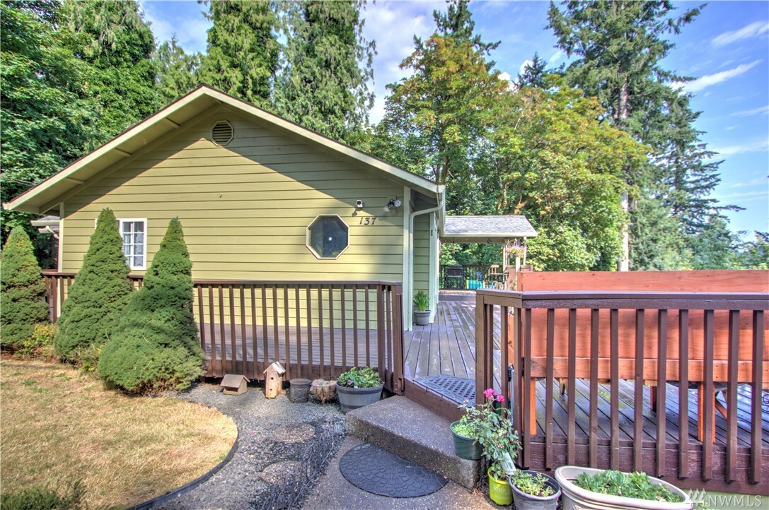 Property Photo:  137 W Delaware St  WA 98584 