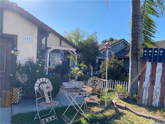 Property Photo:  937 Aster Street  CA 92545