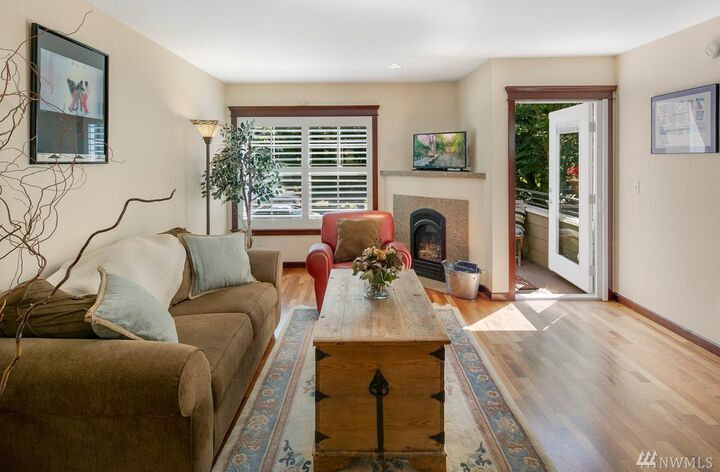 Property Photo: 6533 42nd Avenue SW D WA 98136