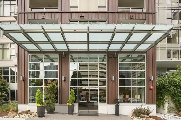 Property Photo:  588 Bell St 3806  WA 98121 