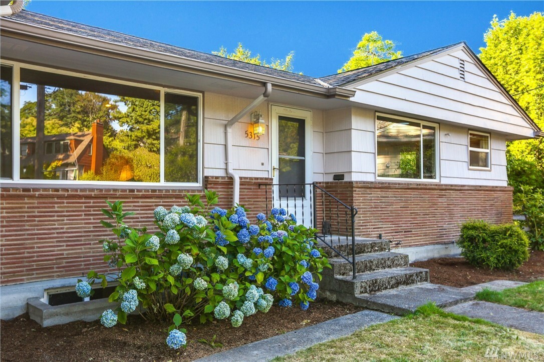 Property Photo: 5315 NE 62nd St WA 98115