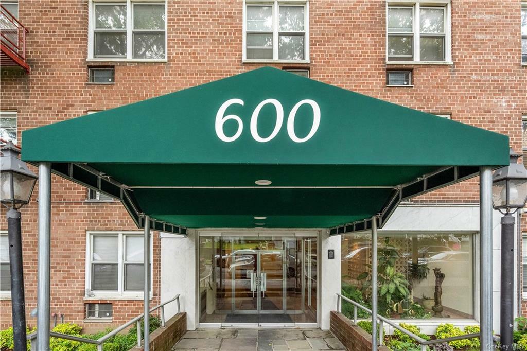 Property Photo:  600 Locust Street 3H  NY 10552 