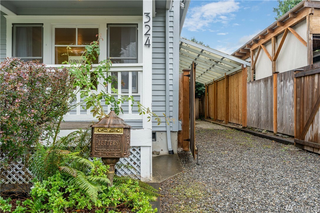 Property Photo: 324 Glen Ave WA 98290