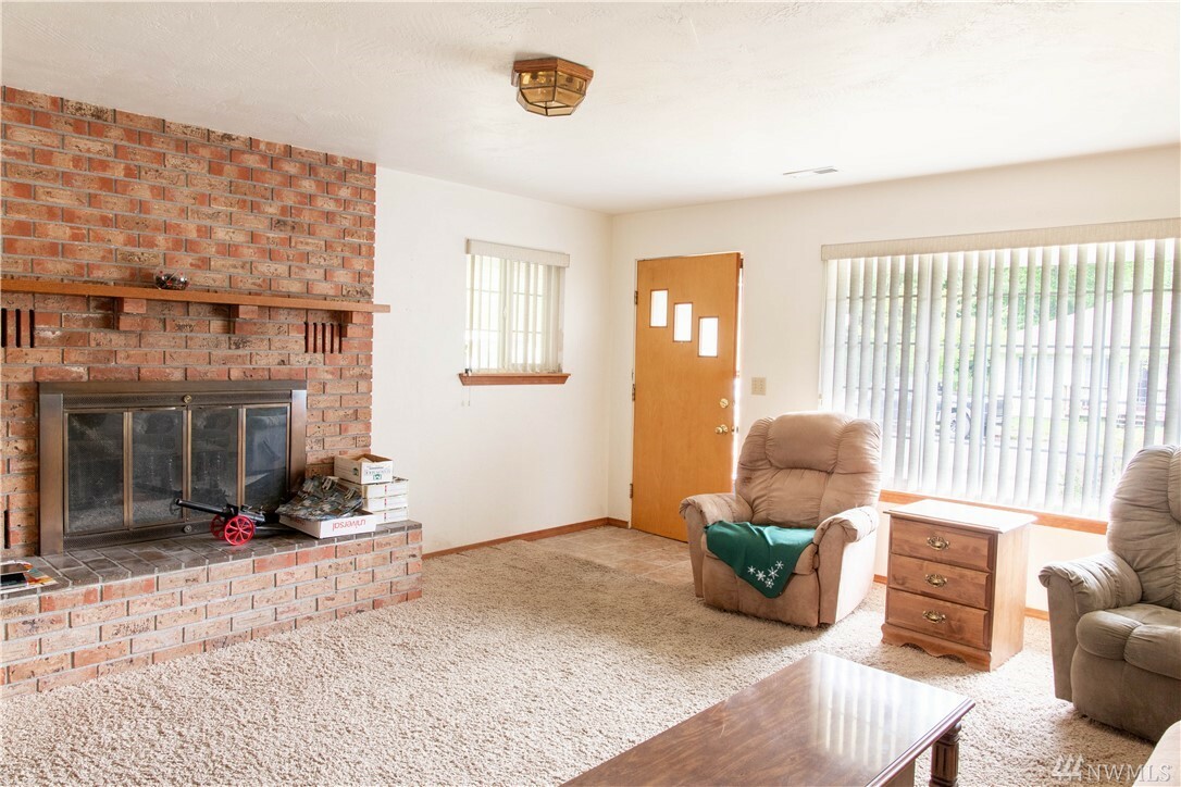 Property Photo:  817 Burns St  WA 98537 