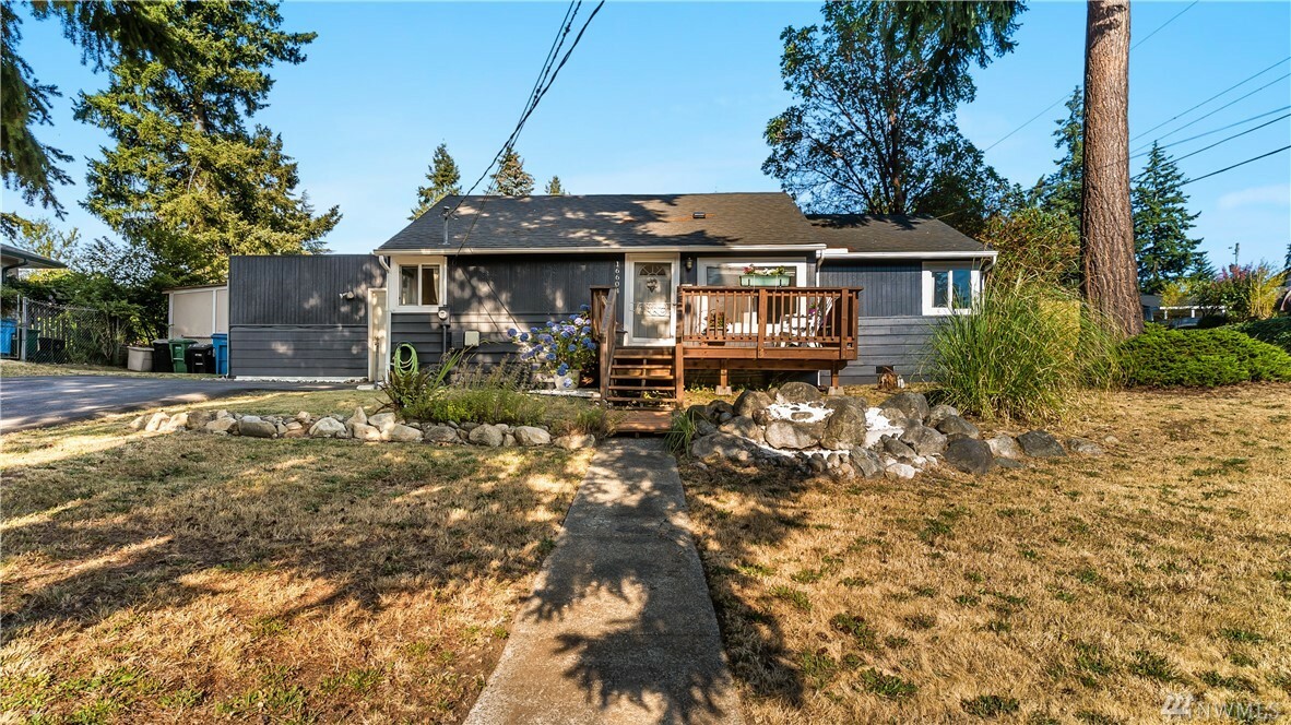 Property Photo:  16604 Wallingford Ave N  WA 98133 