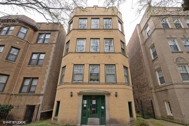 Property Photo: 2061 W Jarvis Street 2 IL 60645