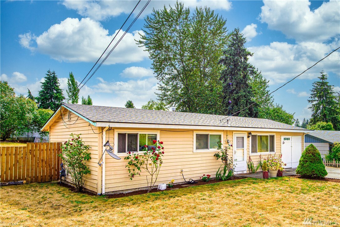 Property Photo:  2303 SW 328th St  WA 98023 