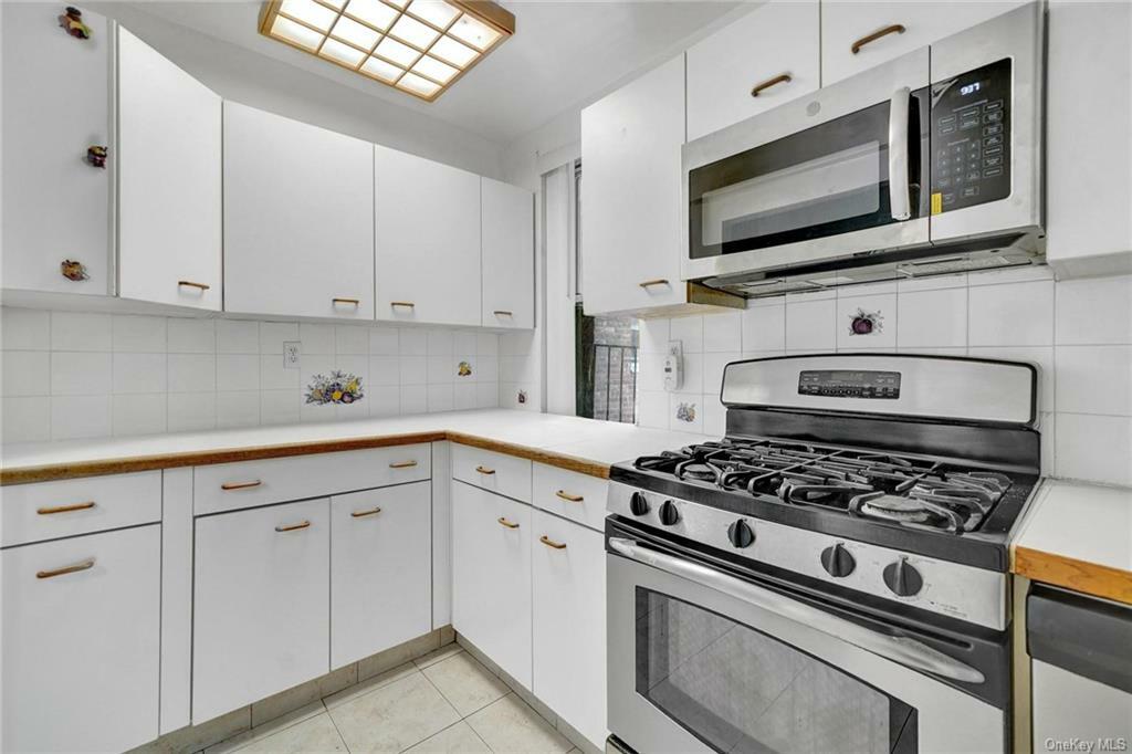 Property Photo:  245 Parkview Avenue 2A  NY 10708 