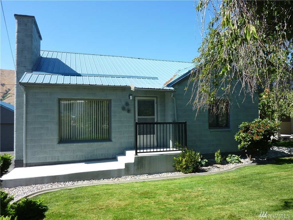 Property Photo:  846 Highline Dr  WA 98802 