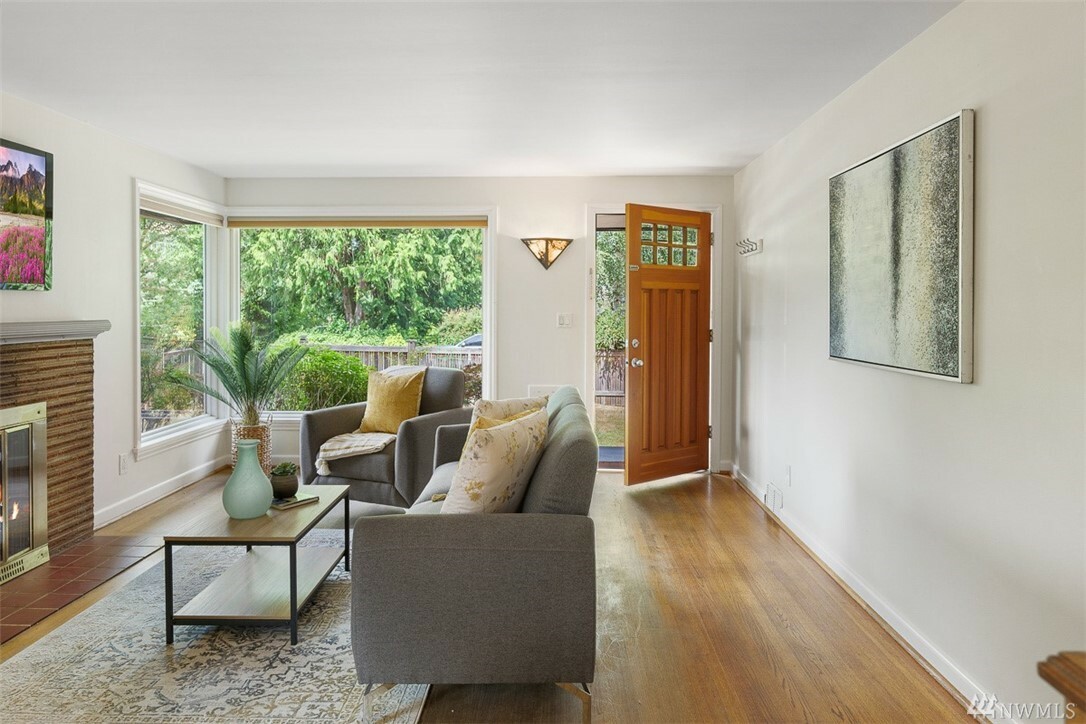 Property Photo: 2501 NE 94th St WA 98115