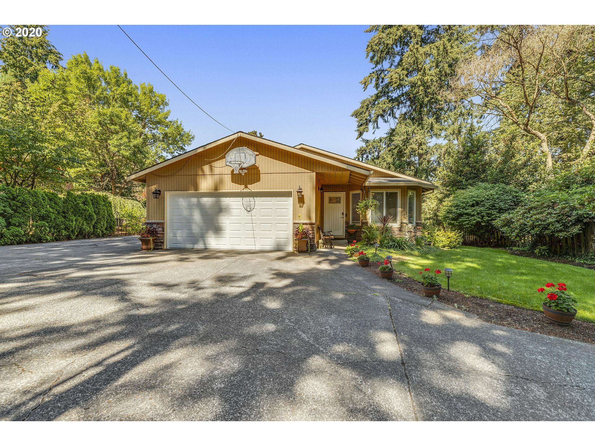 Property Photo: 1949 SE 148th Ave OR 97233