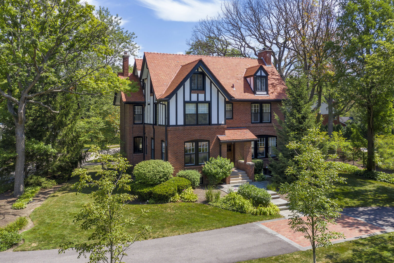 Property Photo: 424 Northwood Drive IL 60022