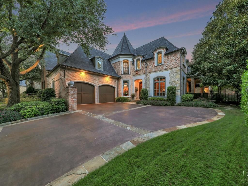 Property Photo: 85 Kennington Court TX 75248