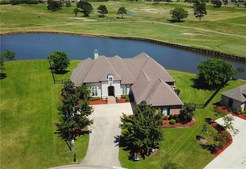 Property Photo: 326 E Augusta Lane LA 70458