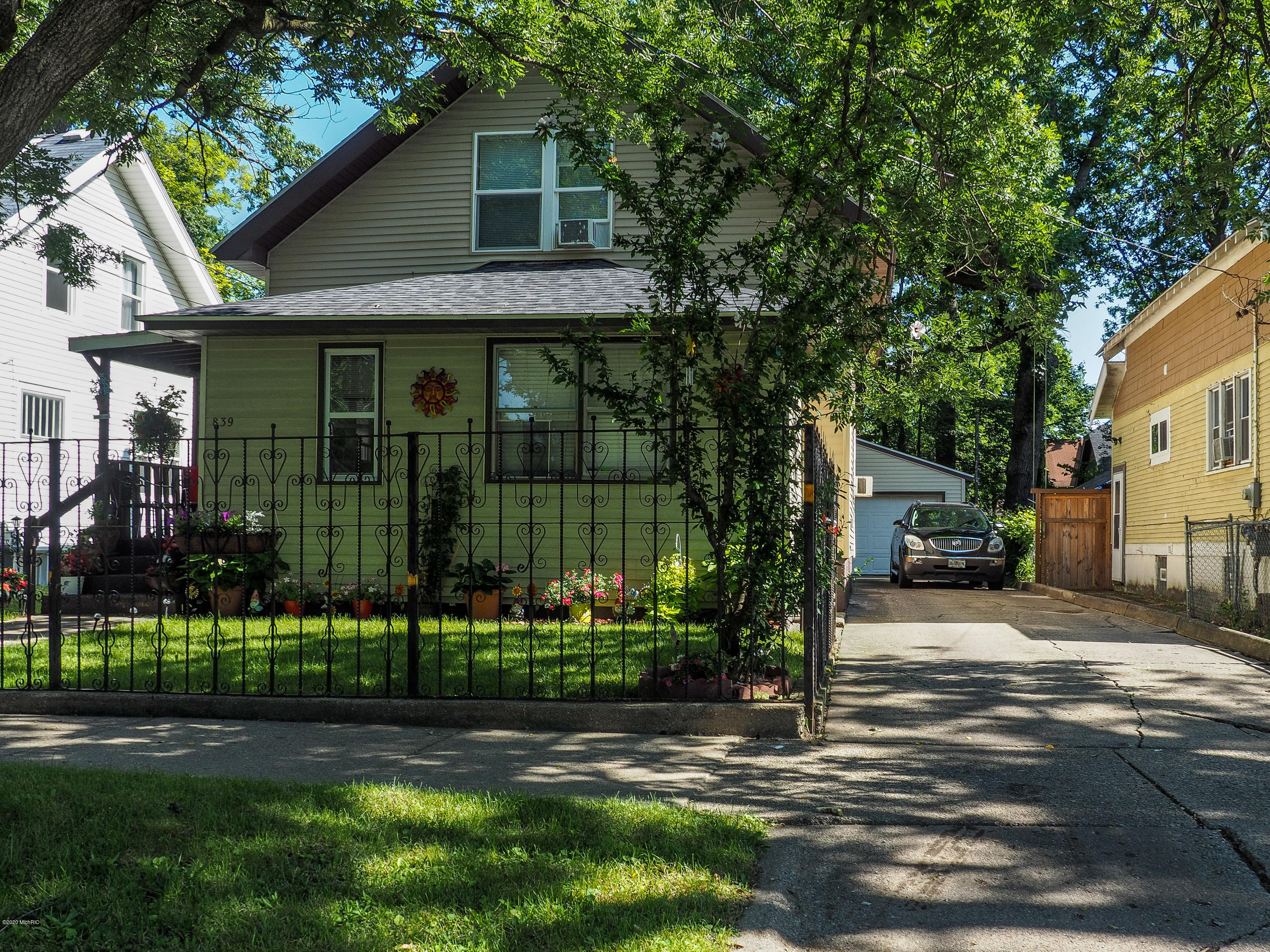 Property Photo: 839 Oxford Street SW MI 49503