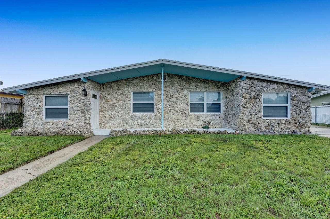 Property Photo:  1032 W Perry Street  FL 33462 