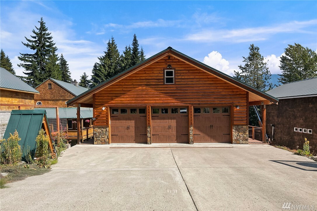 Property Photo:  270 Innsbruck Dr  WA 98068 