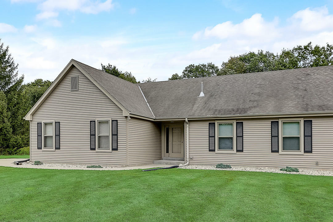 Property Photo: S16w32575 Luterbach Ct 1 WI 53018