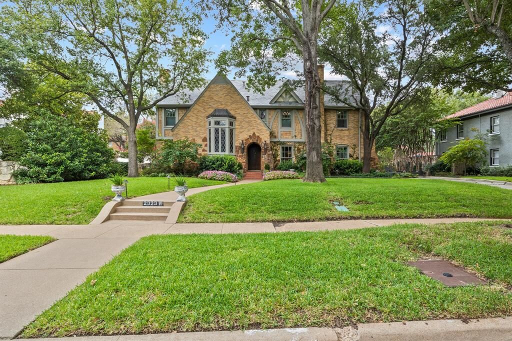 Property Photo: 2323 Medford W Court TX 76109