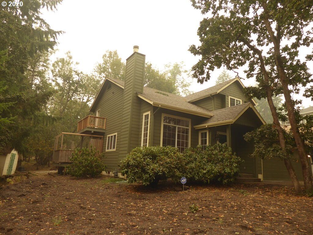 Property Photo: 1926 W 25th Pl OR 97405