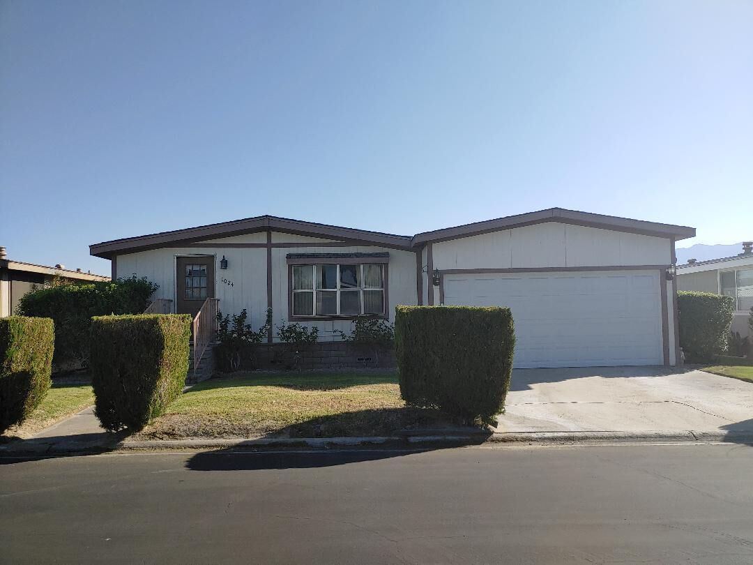 Property Photo: 1024 Via Grande CA 92234