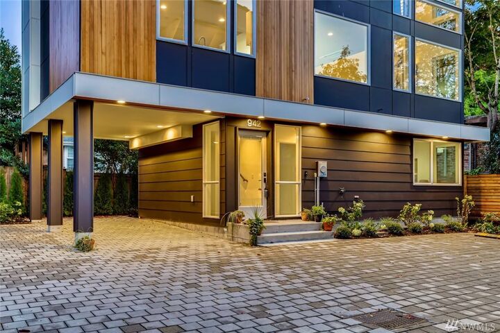 Property Photo:  942 Broadway E  WA 98102 