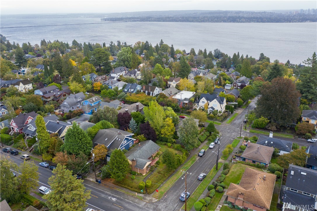 Property Photo:  3404 E Pine St  WA 98122 