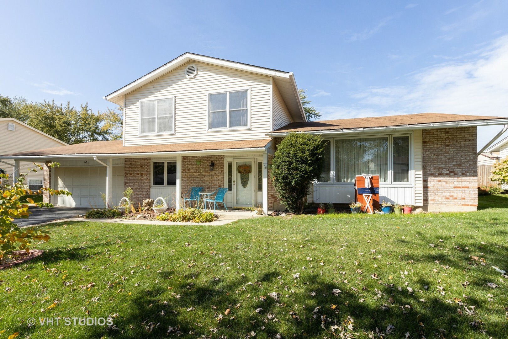 Property Photo:  601 N Ashbury Avenue  IL 60440 