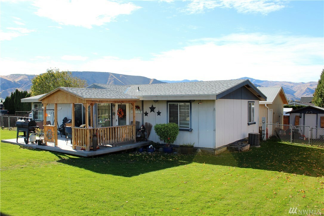 Property Photo: 310 S Kent Ct WA 98802