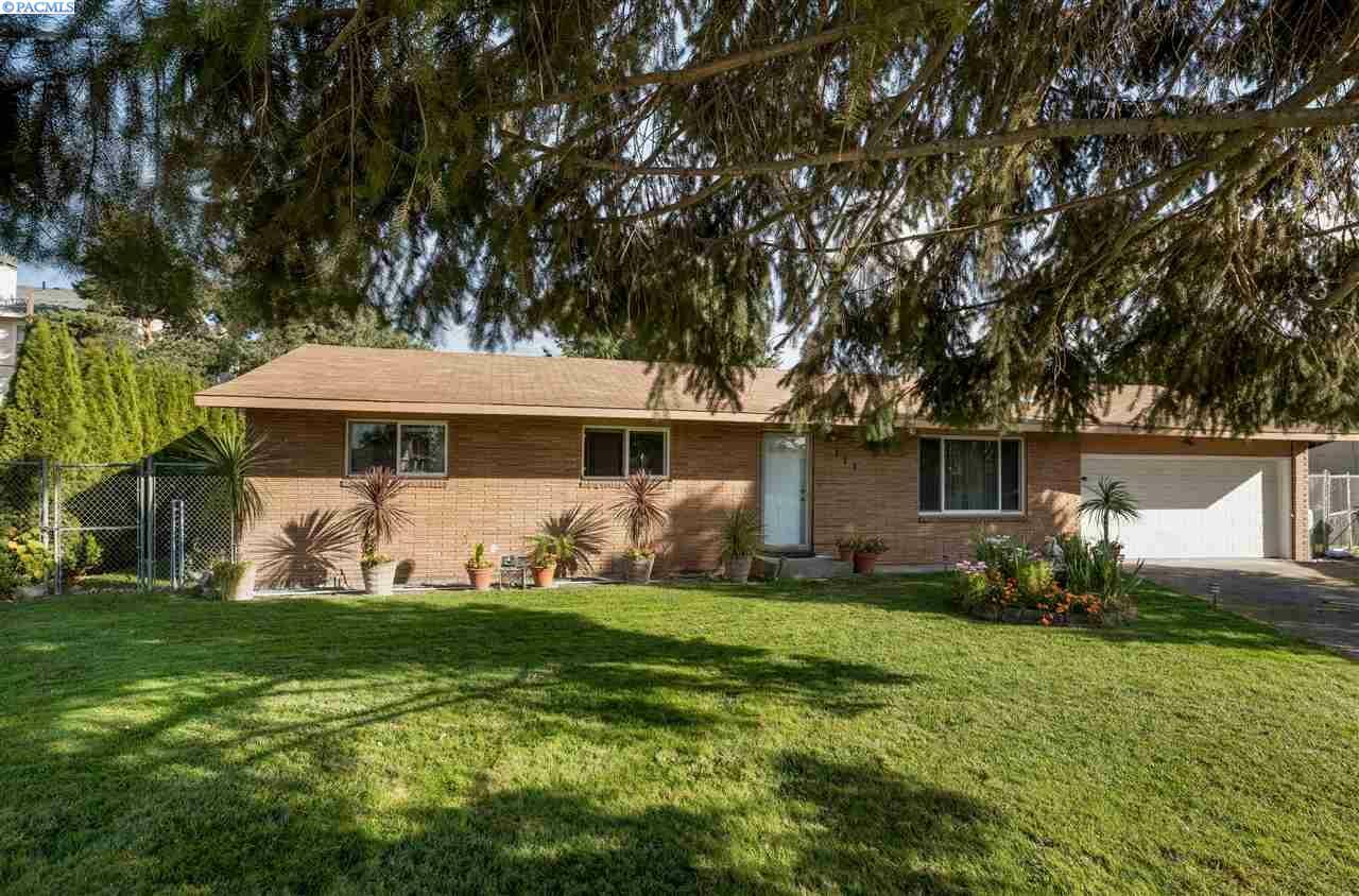 Property Photo:  111 S Quillan St  WA 99336-4206 