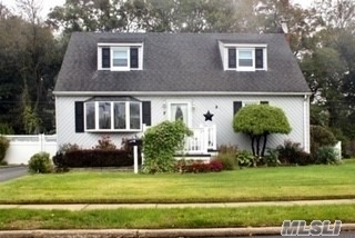 7 Hitchcock Lane  Farmingdale NY 11735 photo