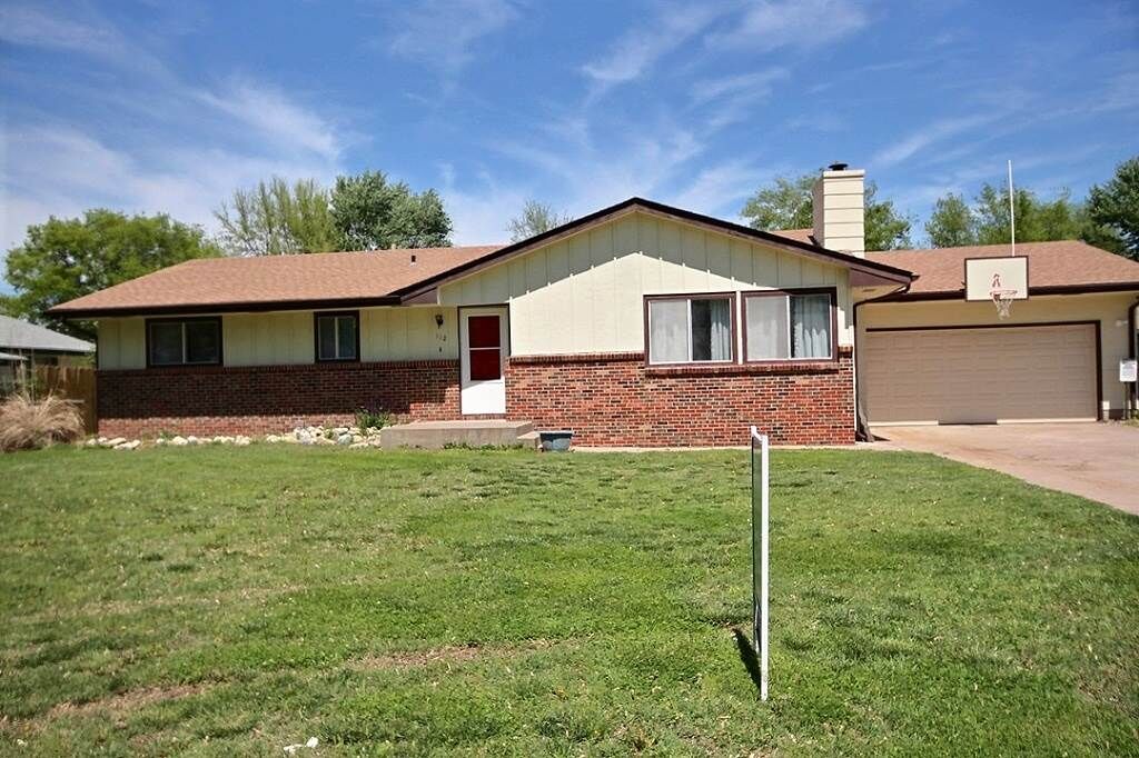 Property Photo:  112 E Bradbury St  KS 67133 