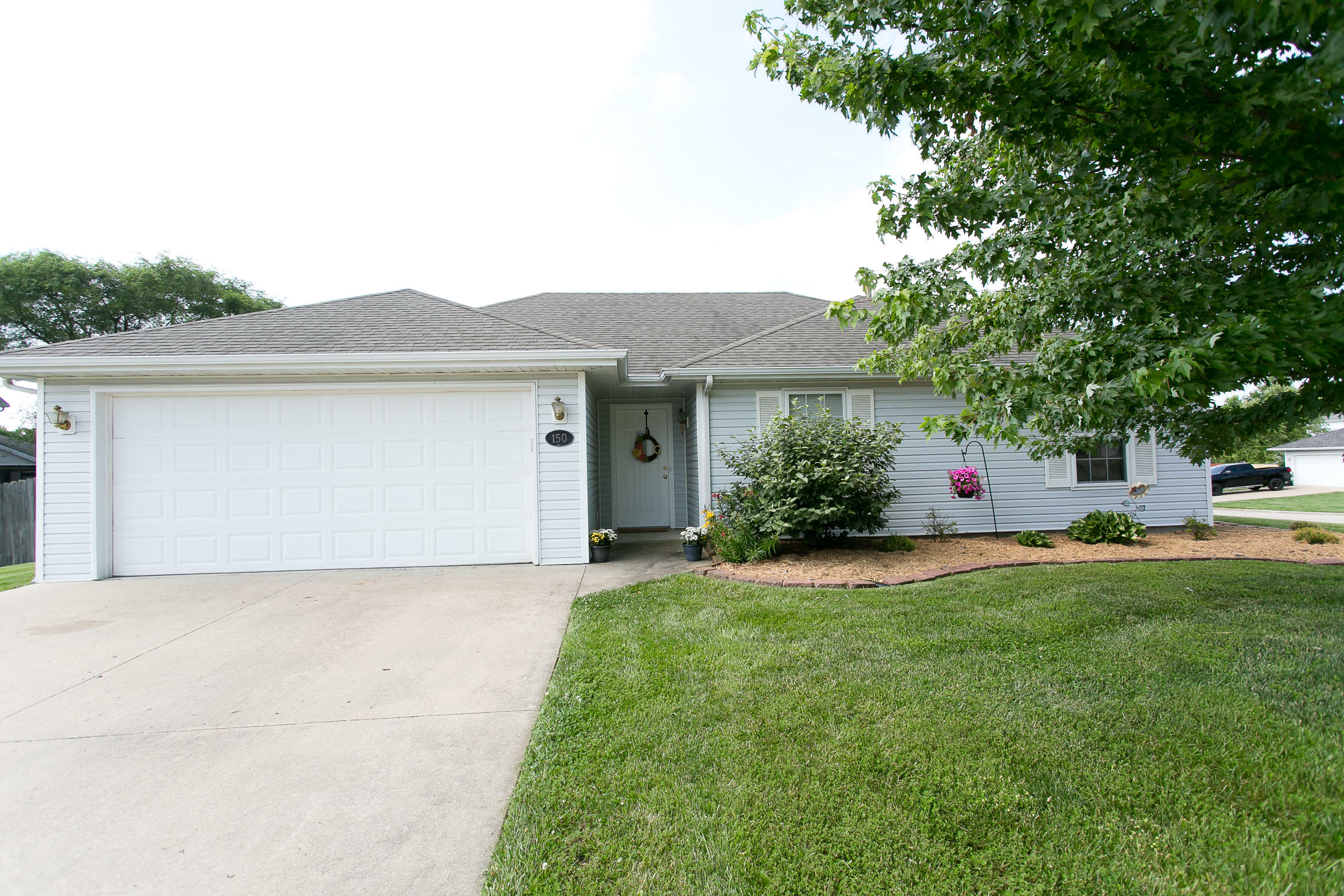 Property Photo:  150 E Crest Ct  MO 65202 