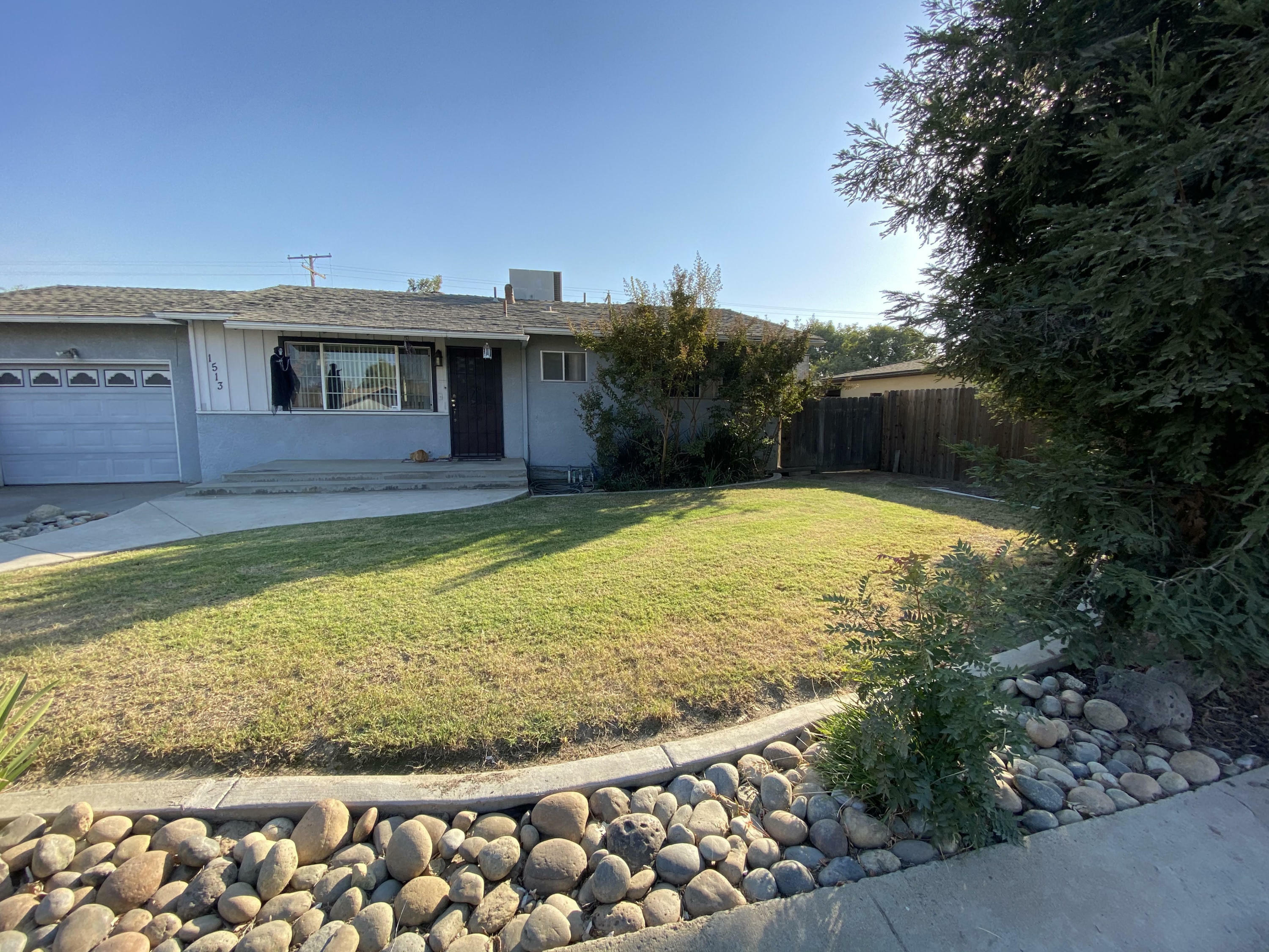 Property Photo:  1513 W Dorothea Avenue  CA 93277 