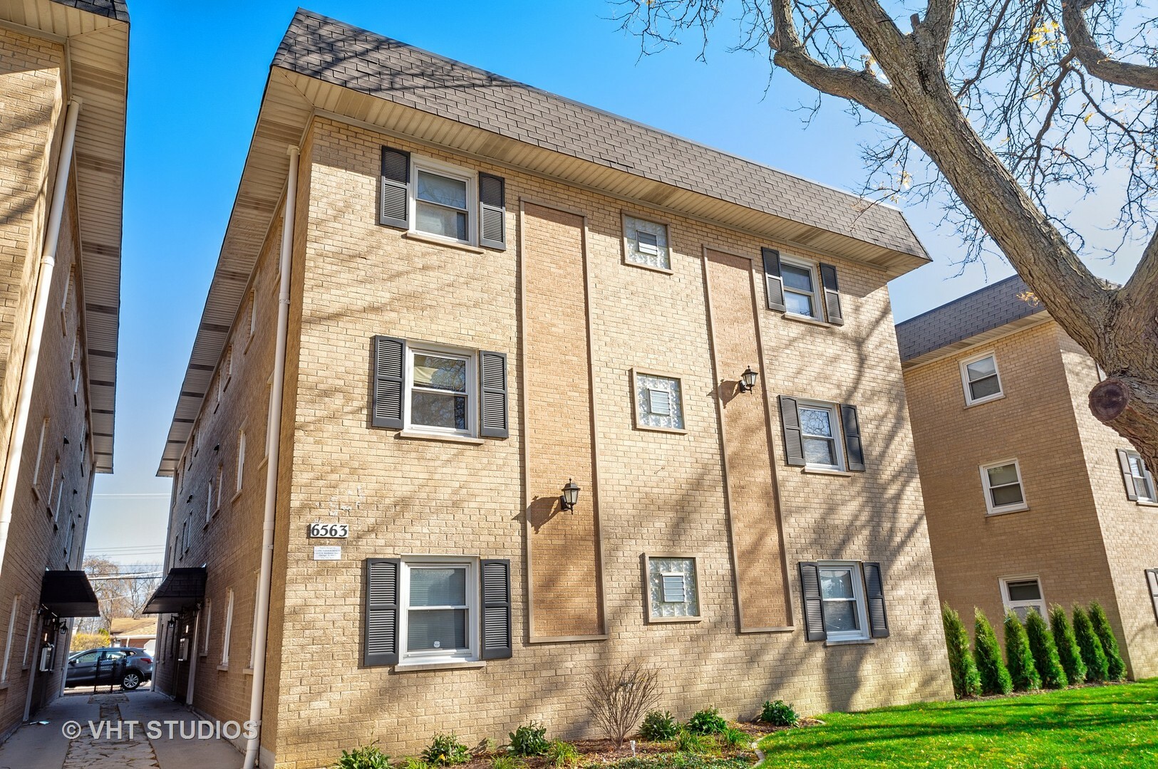 Property Photo: 6563 N Northwest Highway 2A IL 60631