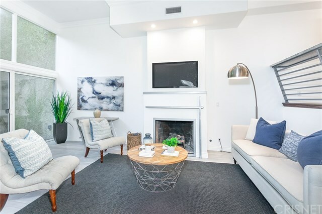 Property Photo: 5441 Yarmouth Avenue 6 CA 91316