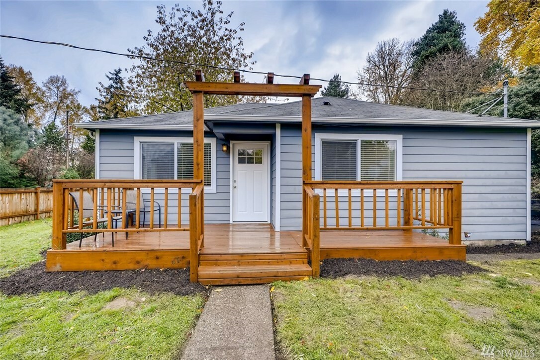 Property Photo:  7200 S 118th Place  WA 98178 