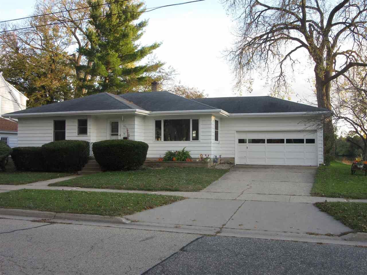 Property Photo: 630 West Edgewater St WI 53901