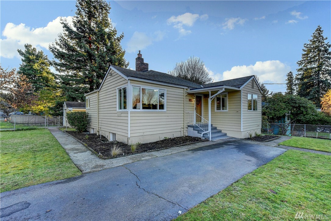 Property Photo:  2761 NE 95th St  WA 98115 